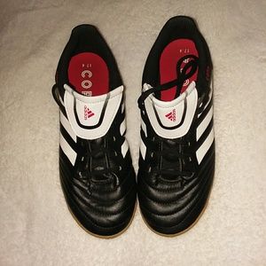 Indoor soccer shoes